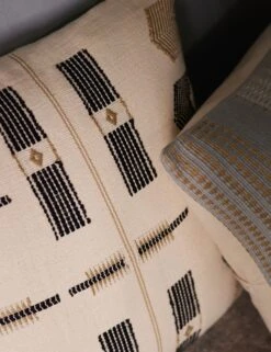 Arenla Pillow -Famous Decoration Store 20220914 Naga Pillow17100 SITE CROP